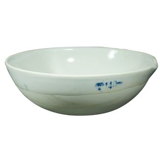 BASIN/DISH PORCELAIN ROUND BOTTOM W/SPOUT 140ML