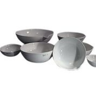 BASIN/DISH PORCELAIN ROUND BOTTOM W/SPOUT 400ML